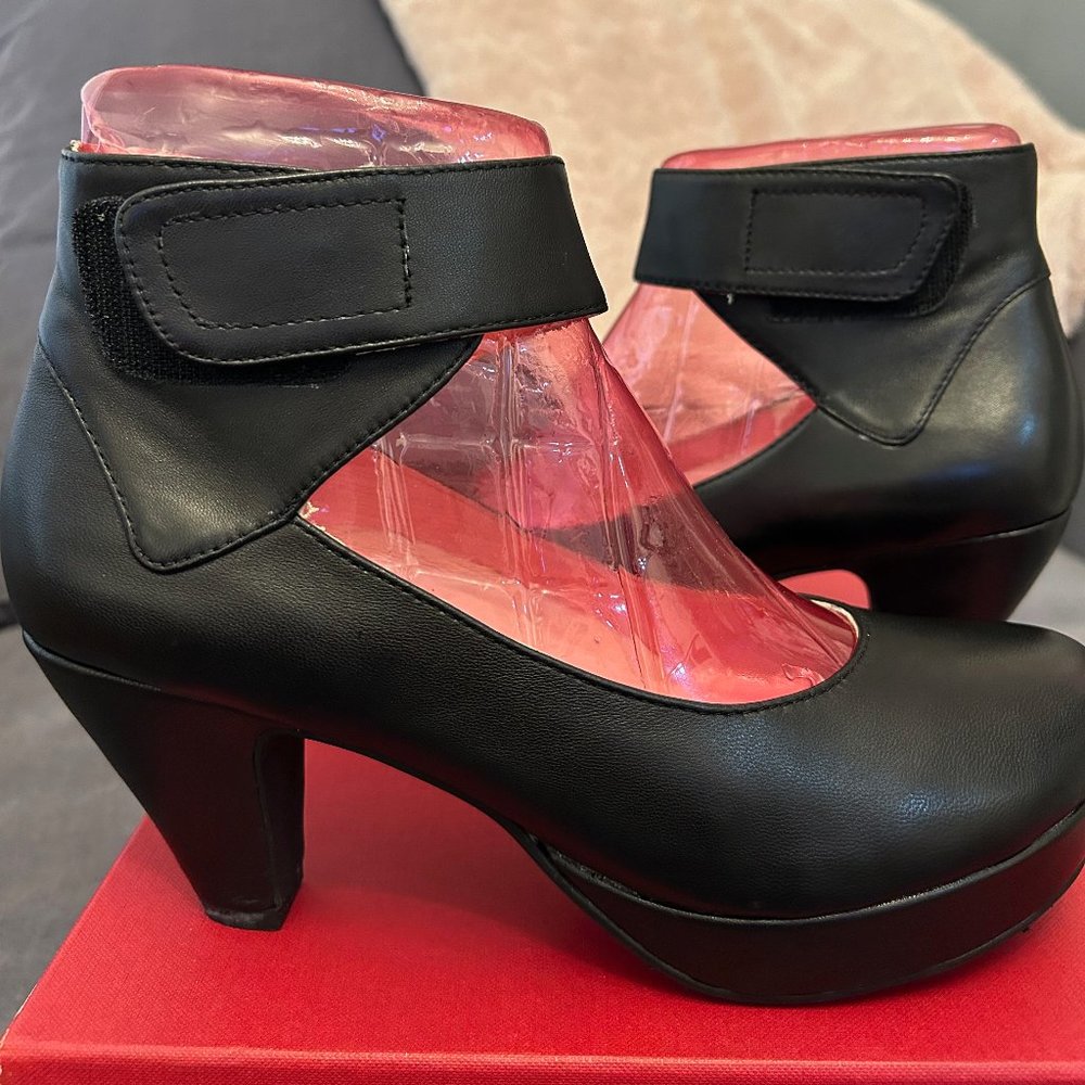 Sacha London "Valeria" Flight Attendant Shoes in Hard to Find Black Leather NIB